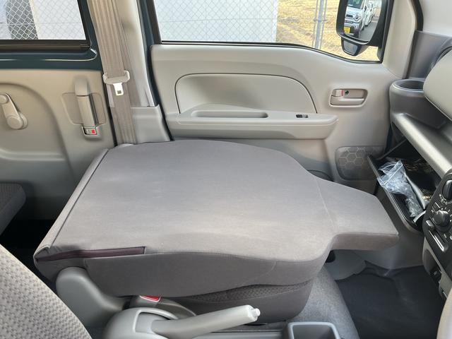 助手席は前倒しでき、長い荷物も積み込めます。