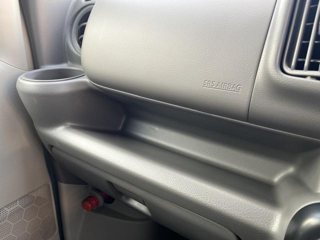 ティッシュボックスが置けるインパネトレーです。