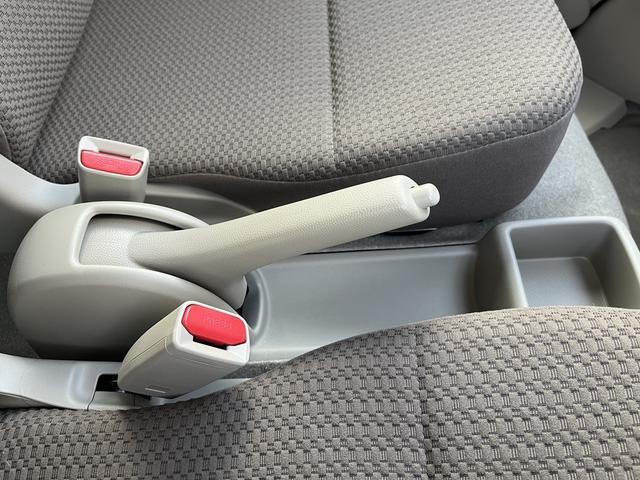 フロア式サイドブレーキになります。