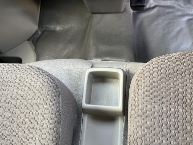 小物を置くのに便利なコンソールボックスです。