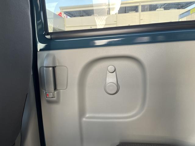 窓は手回しハンドルで開閉できます。