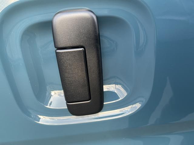 スライドドアには開け閉めがしやすい縦型ドアハンドルを採用