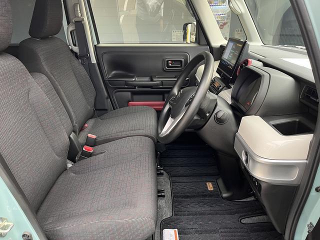 フロントシートはベンチシートです。インパネシフトで足元は広々。運転席と助手席はウォークスルーできます。