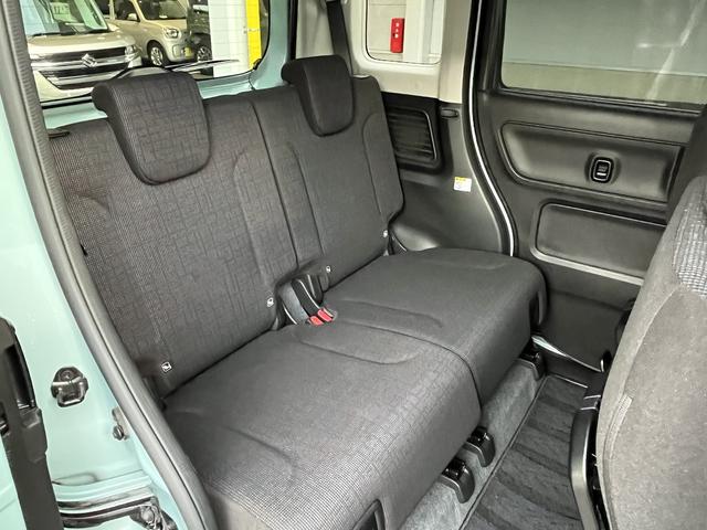 前後のシート間隔を余裕を持たせることでゆったり座れる後席となっております♪