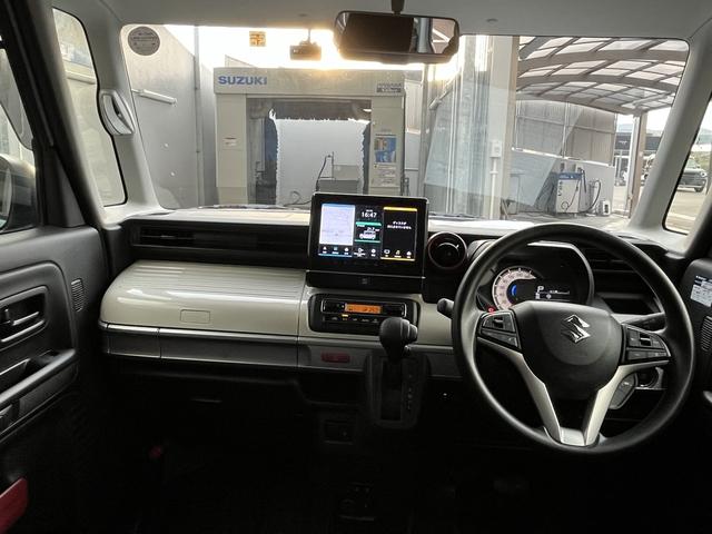 フロントガラスが大きく、死角も少ない設計なので運転しやすいですよ