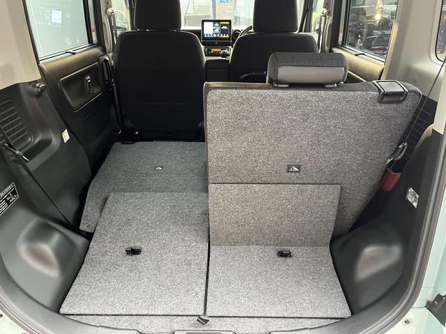 後部座席は分割可倒式だから様々なシートアレンジが楽しめます♪