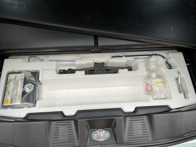 トランクルームにはパンク修理キットがあります。