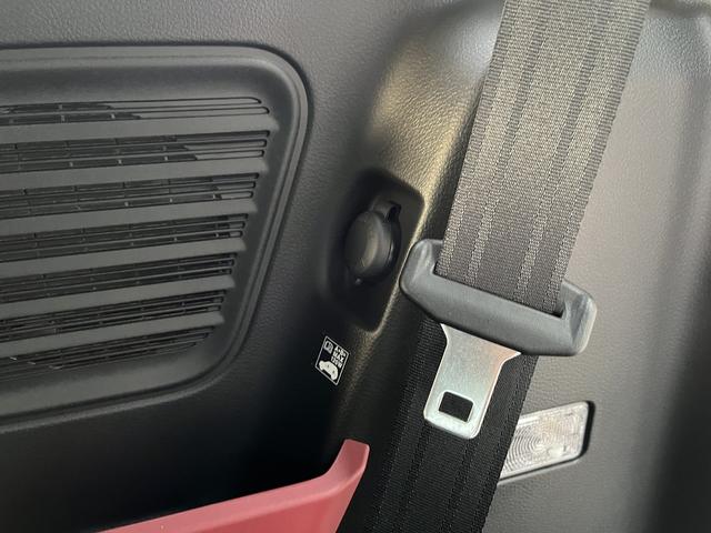 リアシートには便利なアクセサリーソケットがあります。