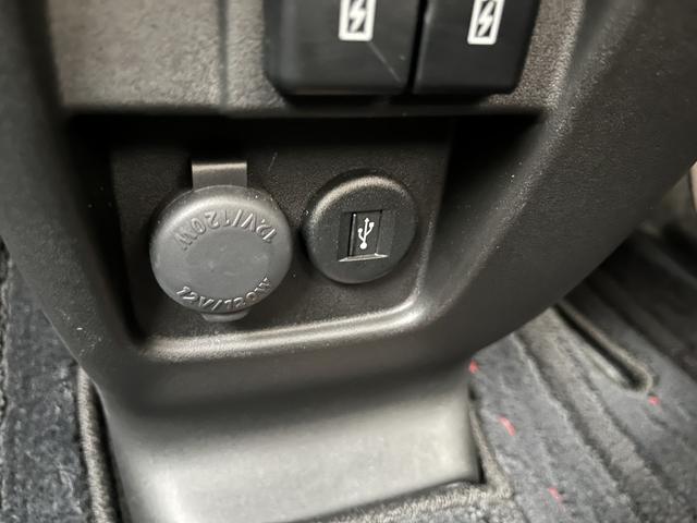 携帯を充電できるＵＳＢとアクセサリーソケットです。