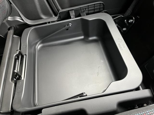 助手席の下にも収納スペースが？！色々な用途にお使いください♪