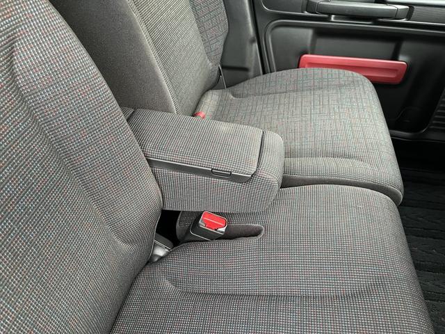 前席シートの間にはアームレスト付いてます！中は収納としてお使いいただけます！