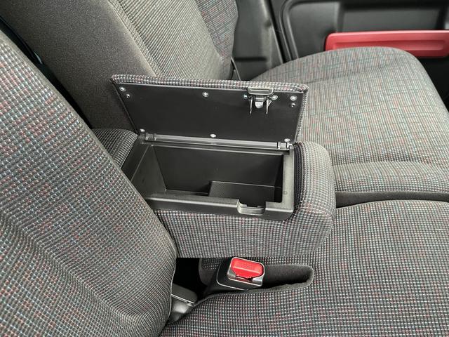 アームレストの収納を開いた状態です。