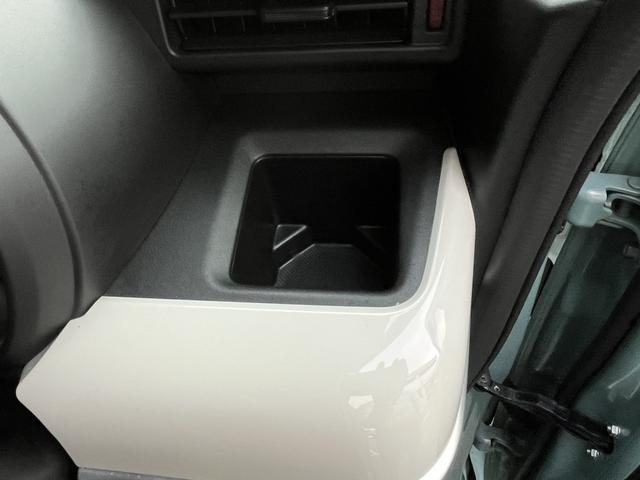 運転席のドリンクホルダーです。