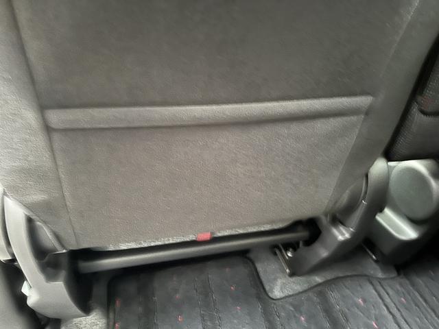 シートバックポケットには、雑誌などが入ります。