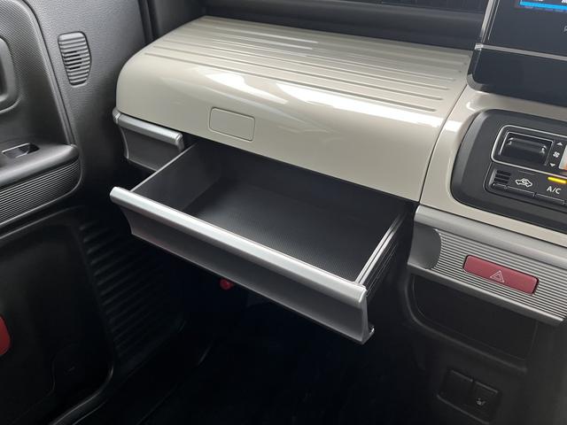 引き出し式のインパネボックスです。