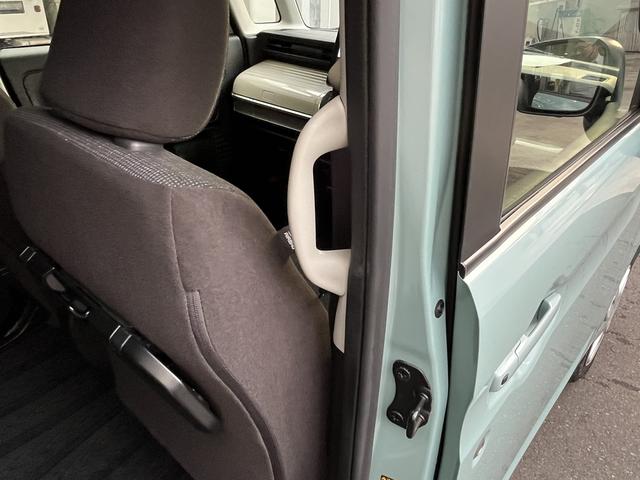 ピラーには乗り降りを手助けする乗降グリップです。