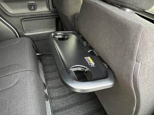 後部座席には折り畳み式のパーソナルテーブルを装備！