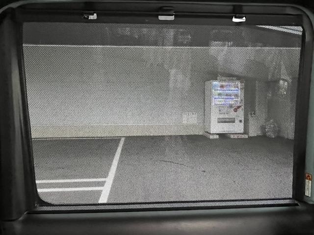 後部座席ドアには直接日光を防いでくれるロールサンシェード内蔵☆