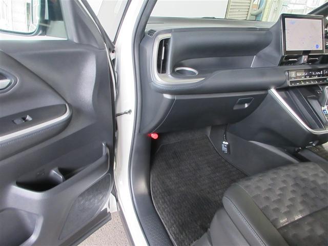 ヴォクシー ハイブリッドＳ－Ｚ　パワーウィンドウ　ＤＶＤ再生機能　インテリキー　横滑防止装置　地デジＴＶ　アクティブクルーズコントロール　フルオートエアコン　リアカメラ　エアバッグ　ＡＢＳ　１００Ｖ充電　ナビＴＶ　ＷＡＣ　キーレス（4枚目）