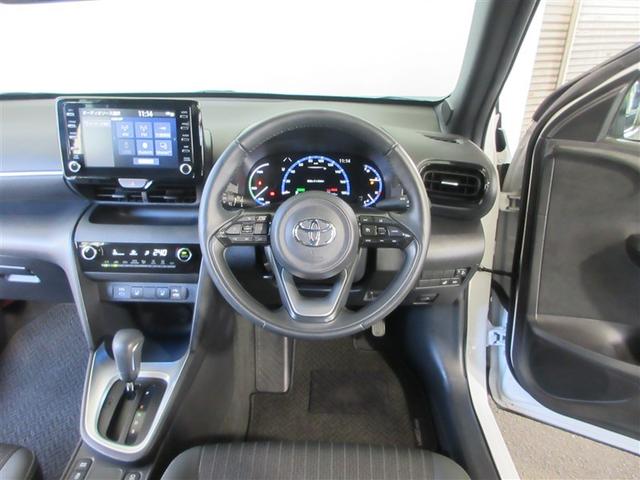 ヤリスクロス ハイブリッドＺ　インテリジェントキー　アルミホイル　ＬＥＤライト　リアカメラ　クルーズコントロール　整備記録簿　横滑り防止システム　パワステ　オートエアコン　キーフリー　ハーフレザーシート　イモビライザ　エアバッグ（3枚目）