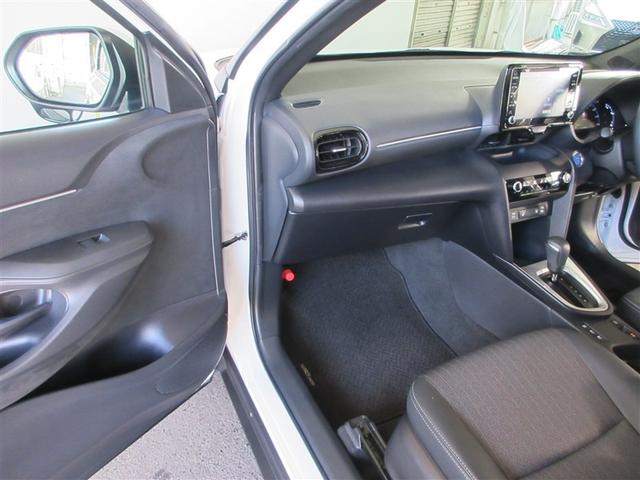 ヤリスクロス ハイブリッドＺ　インテリジェントキー　アルミホイル　ＬＥＤライト　リアカメラ　クルーズコントロール　整備記録簿　横滑り防止システム　パワステ　オートエアコン　キーフリー　ハーフレザーシート　イモビライザ　エアバッグ（4枚目）