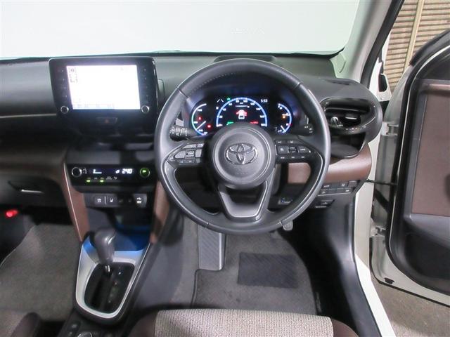 ヤリスクロス ハイブリッドＺ　クルーズＣ　横滑防止装置　リアカメラ　ＬＥＤライト　メモリーナビゲーション　点検記録簿　盗難防止装置　電動シート　ＡＷ　キーレス　スマートキー　ＡＢＳ　半革シート　ナビ　４ＷＤ　ＥＴＣ　ＡＣ１００Ｖ（3枚目）