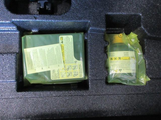 プリウス Ｓ　１００Ｖ　取説記録簿　ＥＳＣ　スマートキ－　メモリーナビゲーション　ＬＥＤヘッドライト　ＥＴＣ車載器　フルオートエアコン　ナビ　クルーズコントロール　エアバッグ　イモビ　パワーウインドウ　ＰＳ　ＡＷ（8枚目）