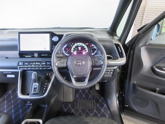 ヴォクシー ハイブリッドＳ－Ｚ　パワーウィンドウ　ＤＶＤ再生機能　インテリキー　横滑防止装置　地デジＴＶ　アクティブクルーズコントロール　フルオートエアコン　リアカメラ　エアバッグ　ＡＢＳ　１００Ｖ充電　ナビＴＶ　ＷＡＣ　キーレス（3枚目）