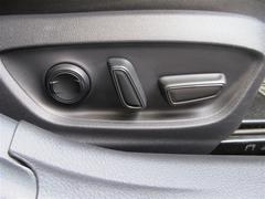 シートポジションを無段階で電動調整。 6
