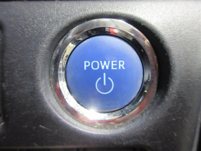 スマートキーを携帯していればキーを取り出さずにドアを施錠＆解錠。クルマの始動も可能です。