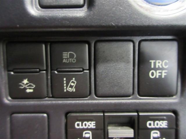 レーンディパーチャーアラートとは車線または走路からの逸脱の可能性を警告すると共に、車線または走路からの逸脱を避けるためのハンドル操作の一部を支援する機能です。詳細は販売店スタッフまでおたずねください。