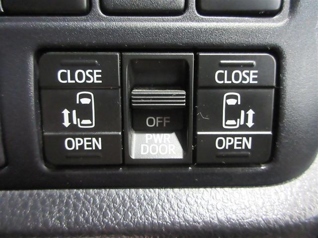 両側パワースライドドア付きだから、狭い駐車スペースなどでの　乗り降りラクラク！小さなお子さまのいるご家庭には嬉しい装備。