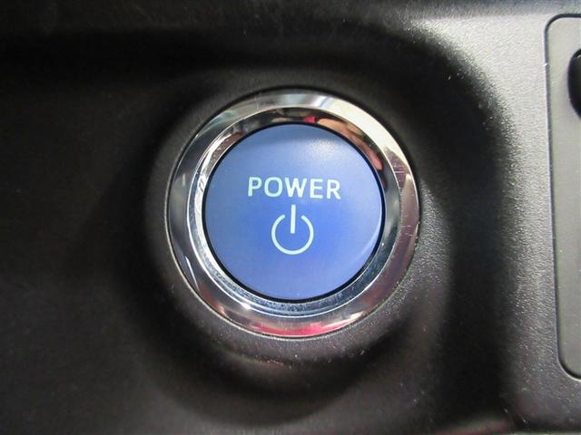 スマートキーを携帯していればキーを取り出さずにドアを施錠＆解錠。クルマの始動も可能です。