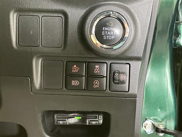 スマートキーを携帯していればキーを取り出さずにドアを施錠＆解錠。クルマの始動も可能です。