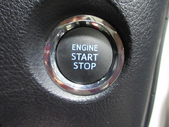 スマートキーを携帯していればキーを取り出さずにドアを施錠＆解錠。クルマの始動も可能です。