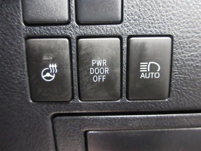 オートマチックハイビームとは、先行車や対向車のライトを認識し、ハイビームとロービームを自動で切り替える機能です。夜道の視界を確保します。詳細は販売店スタッフまでおたずねください。