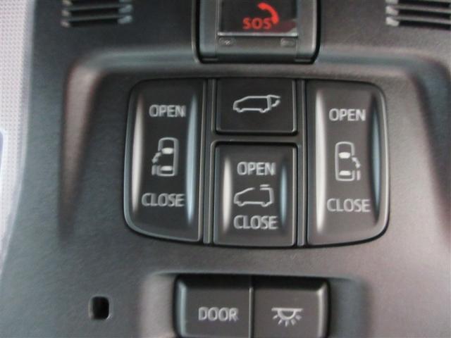 両側パワースライドドア付きだから、狭い駐車スペースなどでの　乗り降りラクラク！小さなお子さまのいるご家庭には嬉しい装備。