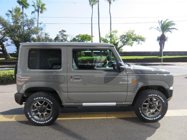 ジムニー XC 届出済未使用車 4WD AT車 衝突被害軽減システム LEDヘッドランプ TOYOオープンカントリータイヤ 純正16インチアルミ クリアランスソナー レーンアシスト 背面タイヤ フロアマット(13枚目)