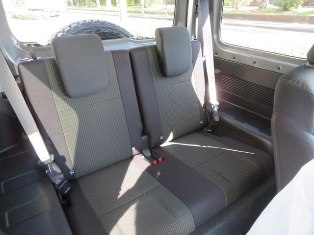 ジムニー XC 届出済未使用車 4WD AT車 衝突被害軽減システム LEDヘッドランプ TOYOオープンカントリータイヤ 純正16インチアルミ クリアランスソナー レーンアシスト 背面タイヤ フロアマット(28枚目)