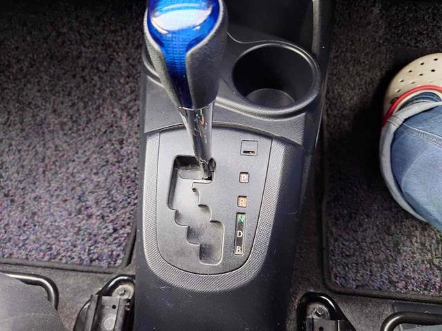 アクア Ｓ　ＥＴＣ　バックカメラ　ナビ　ＴＶ　スマートキー　アイドリングストップ　電動格納ミラー　ＣＶＴ　衝突安全ボディ　記録簿　ＡＢＳ　ＥＳＣ　ＣＤ　ＤＶＤ再生　ＵＳＢ　Ｂｌｕｅｔｏｏｔｈ　エアコン（6枚目）