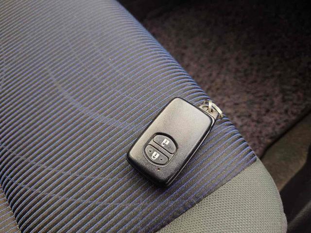 アクア Ｓ　ＥＴＣ　バックカメラ　ナビ　ＴＶ　スマートキー　アイドリングストップ　電動格納ミラー　ＣＶＴ　衝突安全ボディ　記録簿　ＡＢＳ　ＥＳＣ　ＣＤ　ＤＶＤ再生　ＵＳＢ　Ｂｌｕｅｔｏｏｔｈ　エアコン（11枚目）