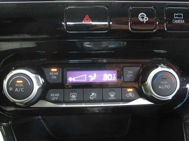 オートエアコンで車内はいつも快適　温度設定に応じて風量や風向きを調節してくれます