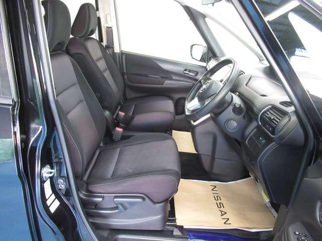 運転席の足元も広く余裕がありますシートリフター付きで小柄な方でも高さ調整が可能です