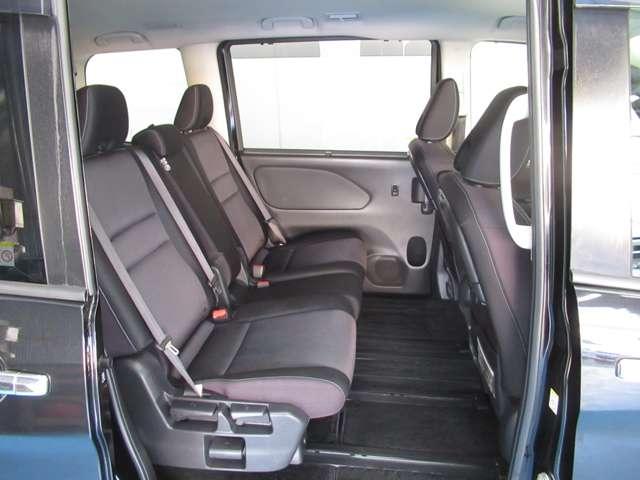 ２列目シートは左右分割でシートスライド　個別でシート位置が調整可能