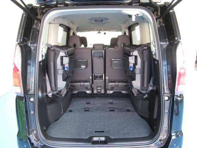 バックドアも大きく荷物の出し入れも便利です３列目シートは、左右分割式で背もたれを跳ね上げると広いラゲッジルームとして使用可能です