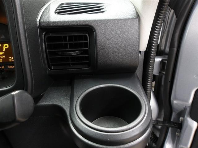 運転席のカップホルダーはエアコンの吹き出し口の前にありますので冷やしたり温めたり出来ます☆