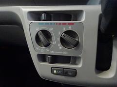 使いやすいマニュアルエアコンは簡単な操作で車内を快適にしてくれます☆ 6