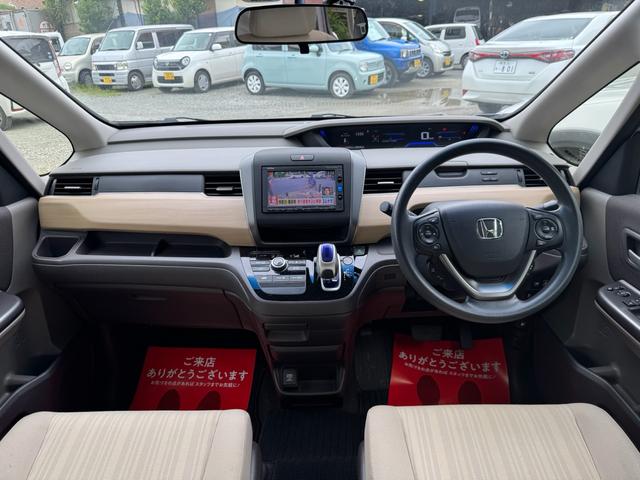 フリードハイブリッド ハイブリッド・Ｇホンダセンシング　ナビ　フルセグＴＶ　Ｂｌｕｅｔｏｏｔｈ　バックカメラ　前後ドライブレコーダー　ＥＴＣ　両側パワースライドドア　レーダークルーズコントロール　衝突被害軽減システム　レーンアシスト　プッシュスタート（5枚目）