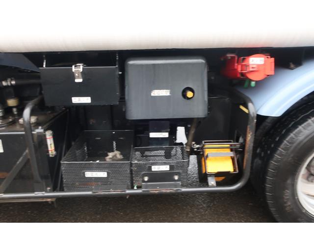 デュトロ 2t パッカー車(2枚目)