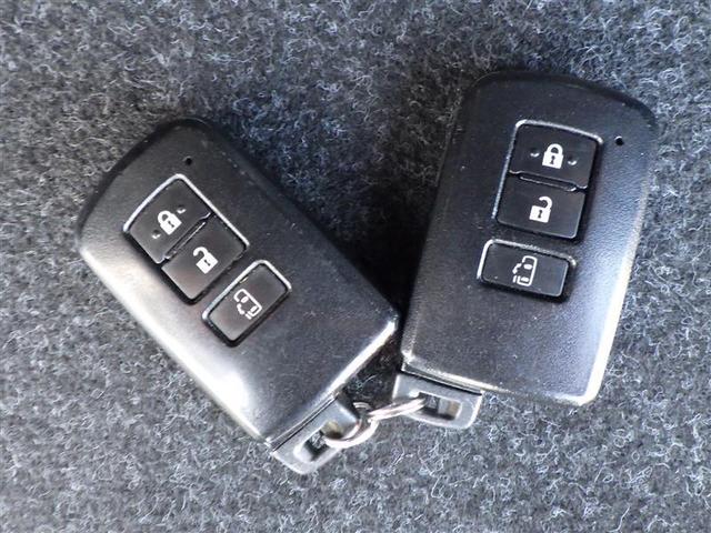 ノア Ｓｉ　１オーナー　地デジ　ＤＶＤ視聴可　ダブルエアコン　ＬＥＤヘットライト　ＥＴＣ付き　横滑り防止機能　ナビＴＶ　三列シート　ＡＷ　ＡＡＣ　パワーウインドウ　メモリーナビ　ＡＢＳ　ウォークスルー　キーフリー（6枚目）